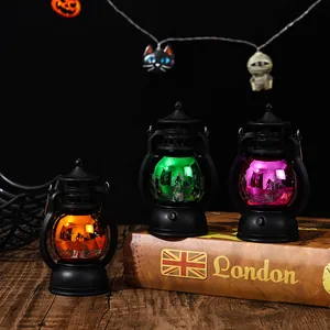 Gedetailleerde macro-opname van drie kleurrijke Halloween mini lantaarns met patronen.