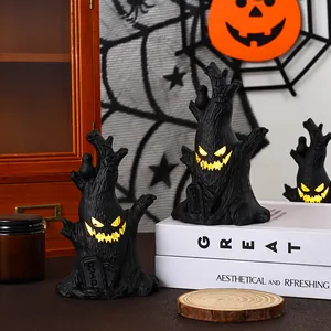 Gruseliger Halloween leuchtender Baumstumpf mit einem glühenden Kürbisgesicht