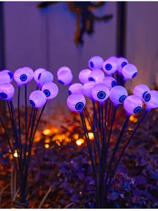 Vista detallada de luces solares de estaca con ojos brillantes para decoración de Halloween