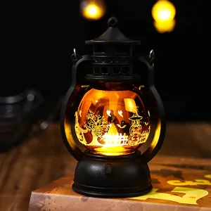 Gedetailleerde weergave van een zwarte Halloween-lantaarn met lichtgevende patronen