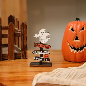 Détail d'une décoration de bureau en bois avec fantôme pour Halloween.