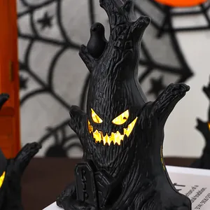 Nahaufnahme eines leuchtenden Halloween-Geisterbaumstumpfs mit Gesicht