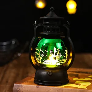 Gedetailleerde close-up van een Halloween-lantaarn met groen glas en spookkasteel