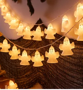 Detailansicht von warmweißen Halloween-Geister-LED-Lichterketten auf dunklem Netz