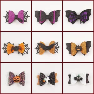 Détail de nœuds à cheveux d'Halloween pailletés avec motifs araignée, chauve-souris et citrouille.