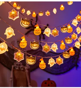 Nahaufnahme der Halloween-LED-Lichterkette mit Kürbis-, Geist- und Katzenmotiven