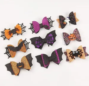 Assortiment de pinces à cheveux d'Halloween avec araignées, fantômes et citrouilles.