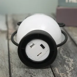 Nahaufnahme des Sockels der Halloween-LED-Nachtlampe mit Batteriefach und Netzschalter