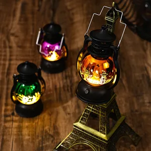Sfeervolle close-up van decoratieve Halloween lantaarns met een warm oranje licht