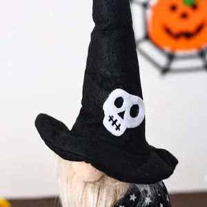 Κοντινό πλάνο του νάνου του Halloween με ένα λευκό κρανίο σε ένα μαύρο μυτερό καπέλο.