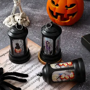 Détail de lanternes LED Halloween noires avec motifs de faucheuse et de citrouille effrayants
