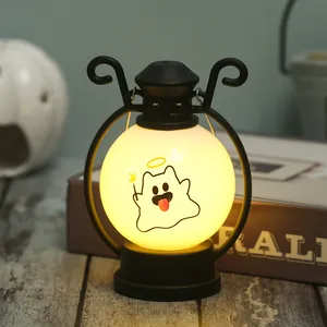 Detailaufnahme einer süßen leuchtenden Halloween Geist LED Laterne für Partydeko