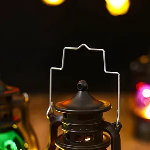 Detail van een zwarte vintage Halloween decoratieve lantaarn met een metalen draadhandvat
