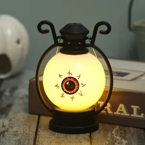 Detailansicht der Halloween LED-Laterne mit leuchtendem Augapfel-Design für Partys