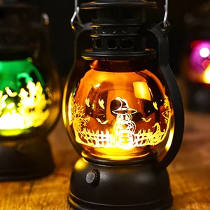 Detailopname van Halloween LED-lantaarn met heks-pompoenpatroon en warm oranje licht.