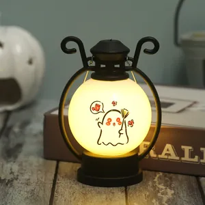 Detailaufnahme einer warm leuchtenden Halloween-LED-Laterne mit süßem Geist-Cartoon-Muster