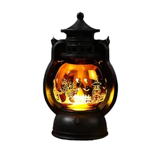 Decoratieve vintage zwarte Halloween lantaarn met gegraveerde pompoen en boom patronen