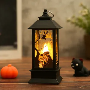 Λεπτομερής όψη του φαναριού LED Halloween με σιλουέτα μάγισσας και ζεστό λαμπερό φως