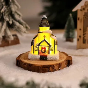 Chiesetta di Natale luminosa in resina con scena innevata su base in legno naturale