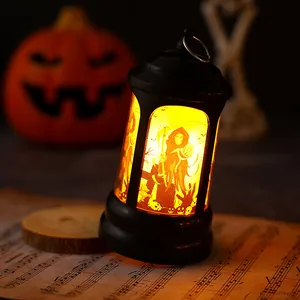 Gros plan d'une lanterne LED d'Halloween vintage avec un motif de Faucheuse lumineuse.