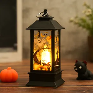 Λεπτομέρεια LED φαναριού Halloween με φάντασμα και κολοκύθα σε ξύλινο τραπέζι