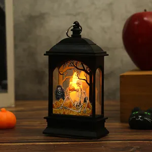 Vista dettagliata di una lanterna di Halloween nera con scheletro e tomba luminosa