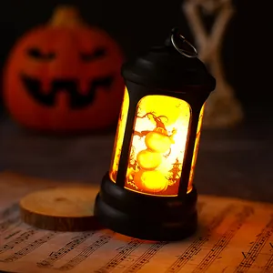 Gros plan d'une lanterne LED Halloween rétro avec citrouilles et lueur chaude