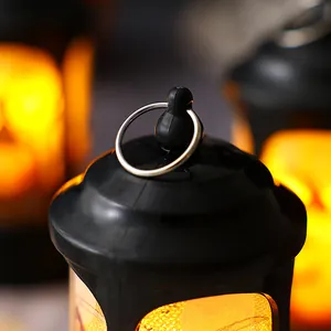 Gros plan du sommet d'une lanterne LED d'Halloween avec anneau de suspension en métal.
