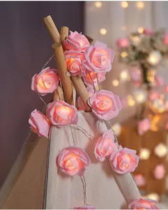 Nahaufnahme der rosa LED-Rosen-Lichterkette, die an einem dekorativen Tipi-Zelt leuchtet