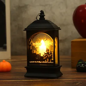 Dettaglio ravvicinato di una lanterna LED decorativa di Halloween con sagome di castello.