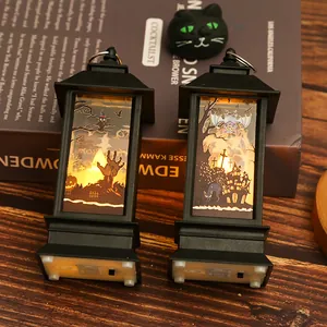 Λεπτομέρεια από φαναράκια LED Halloween με φωτεινά σχήματα κολοκύθας και κάστρου