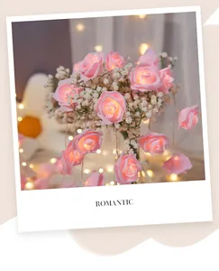 Nahaufnahme von rosa LED-Rosen-Lichterketten für romantische Zimmerdekoration