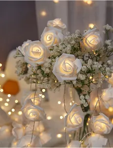 Detailaufnahme warmer gelber LED-Rosen-Lichterketten für romantische Zimmerdekorationen