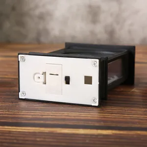 Vista inferiore della lanterna LED di Halloween che mostra il vano batteria e l'interruttore.