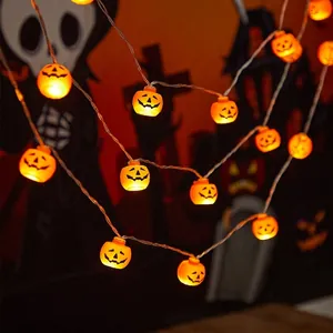 Catena luminosa a LED zucca di Halloween con facce arancioni per decorazione festiva.