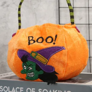 Detailansicht eines orangefarbenen Halloween-Kürbis-Süßigkeitenbeutels aus Plüsch