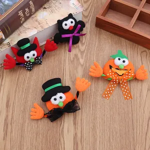 Detailopname van schattige Halloween pluche broches met pompoen, vleermuis en vampier voor feesten.