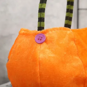 Detailaufnahme der Halloween-Kürbis-Süßigkeitentasche aus weichem orangem Samtstoff