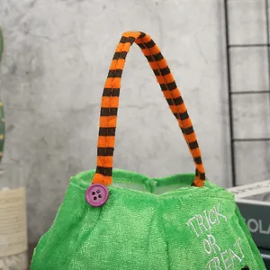 Detailansicht einer grünen Halloween-Süßigkeitentasche aus Plüsch mit Stickerei