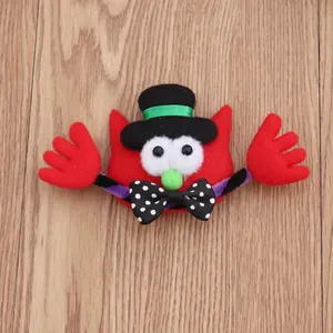 Detail van rode vilt Halloween monster broche met zwarte hoed en gestipte vlinderdas
