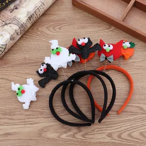 Detalle de diademas de Halloween con adornos de fantasmas, murciélagos y calabazas