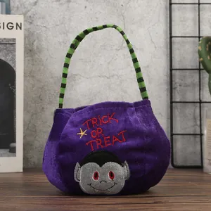 Nahaufnahme lila Samt Halloween-Süßigkeitentüte mit Vampir-Stickerei