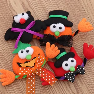 Detailopname van schattige Halloween pluche broches met pompoen- en vleermuisfiguren