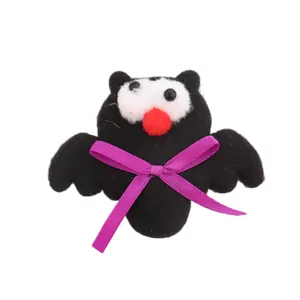 Schattige Halloween vleermuisbroche met paars lint en viltmateriaal voor feestjes