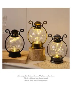 Vista detallada de tres faroles LED vintage con luces de hadas cálidas y estrelladas