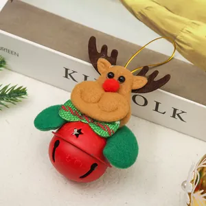 Detail eines handgefertigten Rentier-Glocken-Weihnachtsschmucks mit Filzplüsch und roter Glocke.