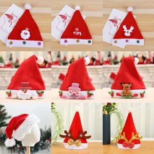 Colección de varios gorros de Navidad de felpa con diseños de Papá Noel, renos y muñecos de nieve.