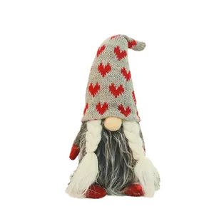Stehende Weihnachts-Zwergpuppe mit rot gestrickter Herzmütze und weißen Zöpfen Dekor