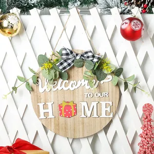 Λεπτομέρεια ξύλινης στρογγυλής πινακίδας Welcome Home με εορταστική χριστουγεννιάτικη διακόσμηση