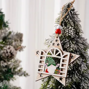 Detailansicht eines hölzernen sternförmigen Weihnachtsschmucks mit Wichtel an einem Tannenbaum